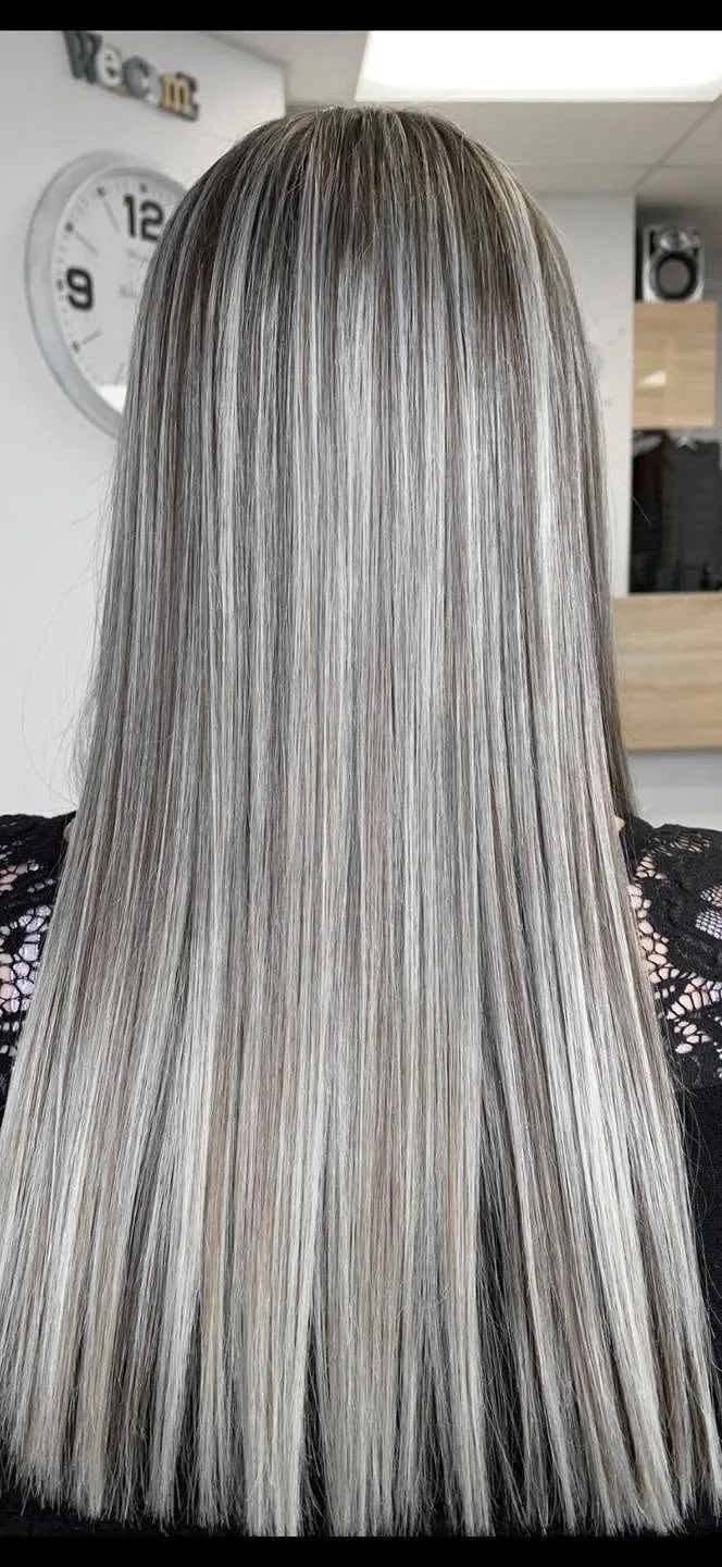Chevelure longue en blond cendré, vue de dos, réalisée au salon