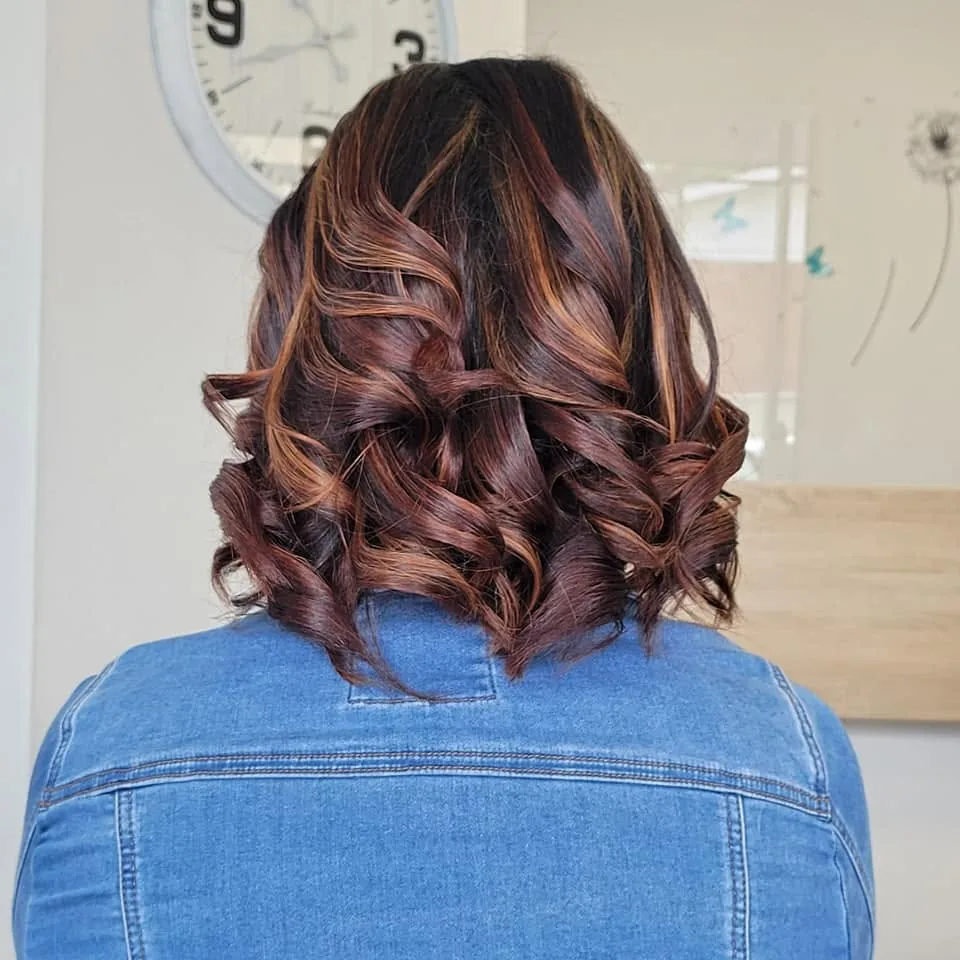 Cuivré sur base foncée, boucles courtes, réalisation du salon