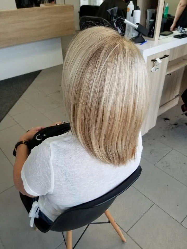 Blond clair, carré plongeant, réalisation du salon